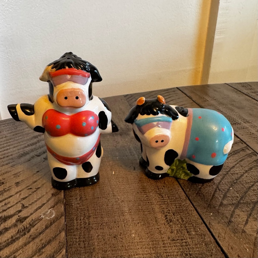 Vintage Russ Berrie & Cow in Bathing Swim Suits Salt And Pepper Shakers‎ Set